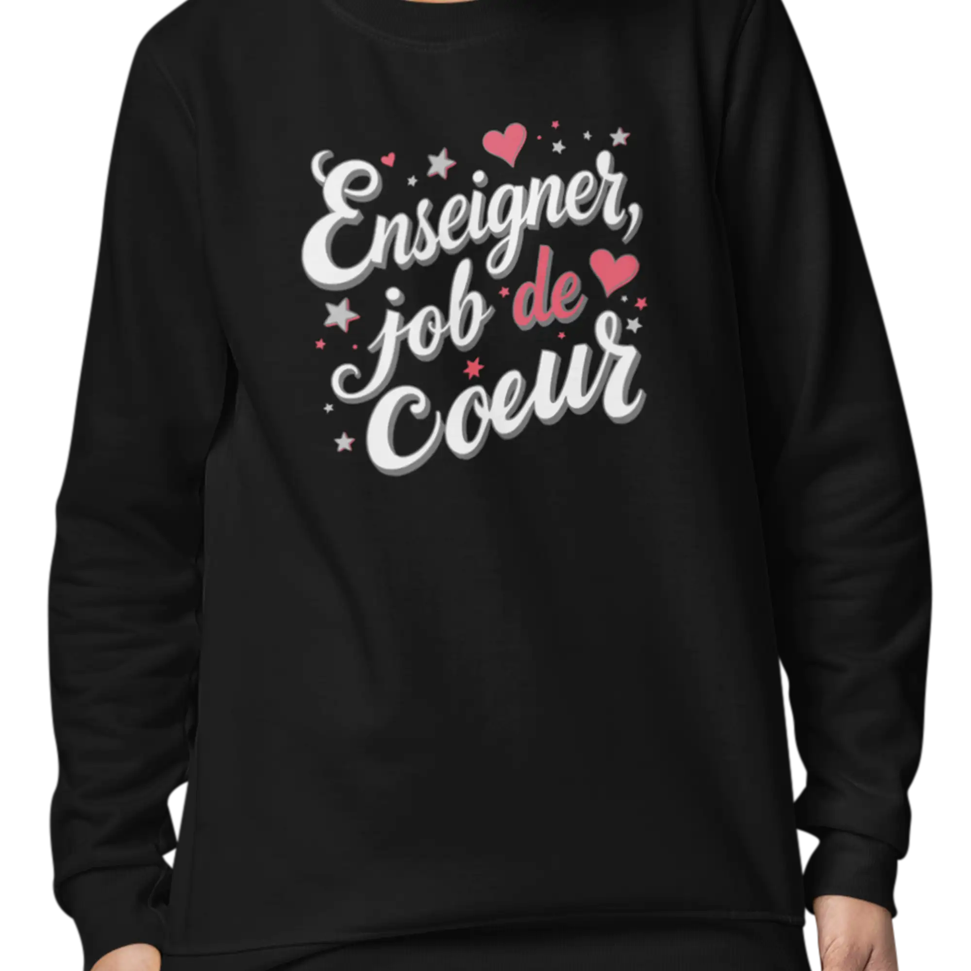 Sweat-shirt Ă manches longues noir arborant la phrase « enseigner, job de cĆur » en script cursive blanc avec des cĆurs roses et des Ă©toiles comme accents dĂ©coratifs.