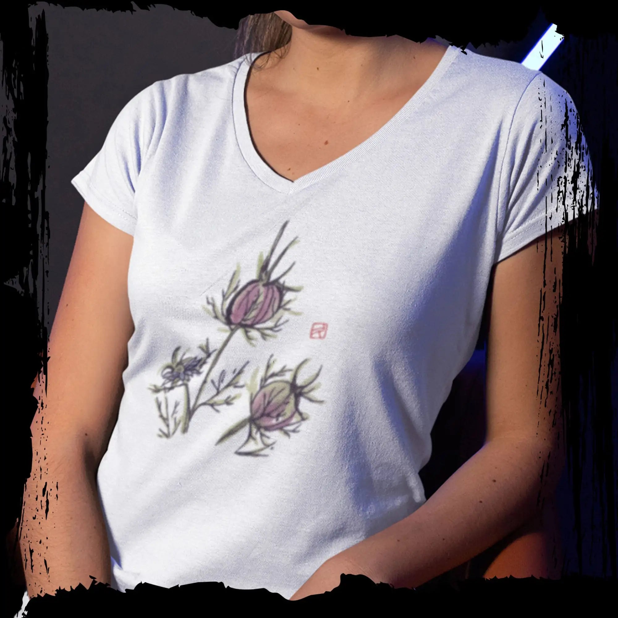 T-shirt blanc à col en V orné d'une délicate illustration botanique de fleurs violettes avec tiges et feuilles vertes, rehaussée d'un petit tampon rouge.