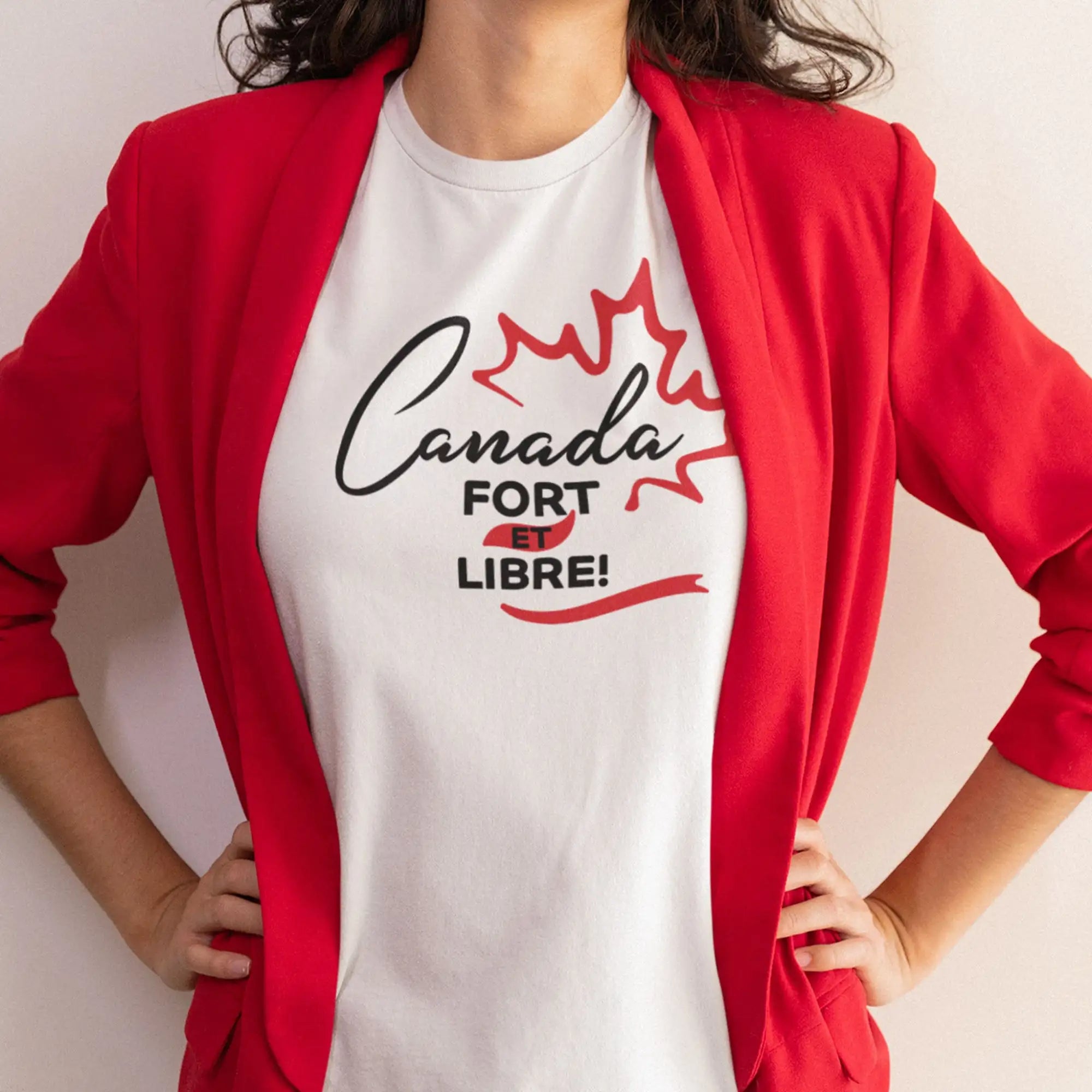 T-shirt blanc avec un design graphique noir et rouge représentant le mot « Canada » et une feuille d'érable stylisée.