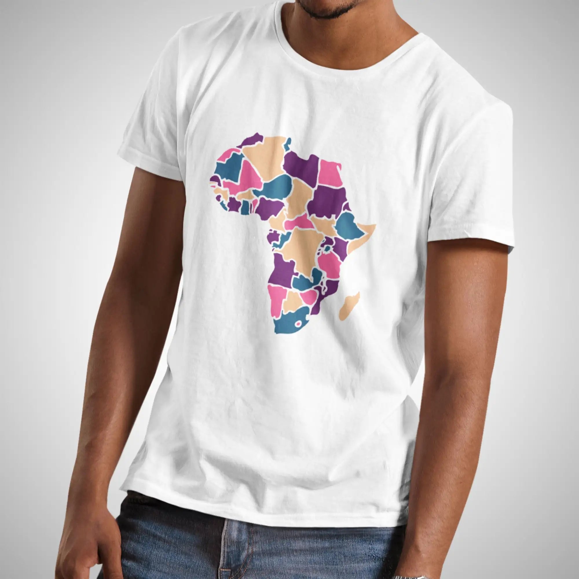 T-shirt en coton blanc orné d'une carte stylisée et colorée de l'Afrique, chaque pays délimité par des teintes vives de rose, violet, bleu et beige.