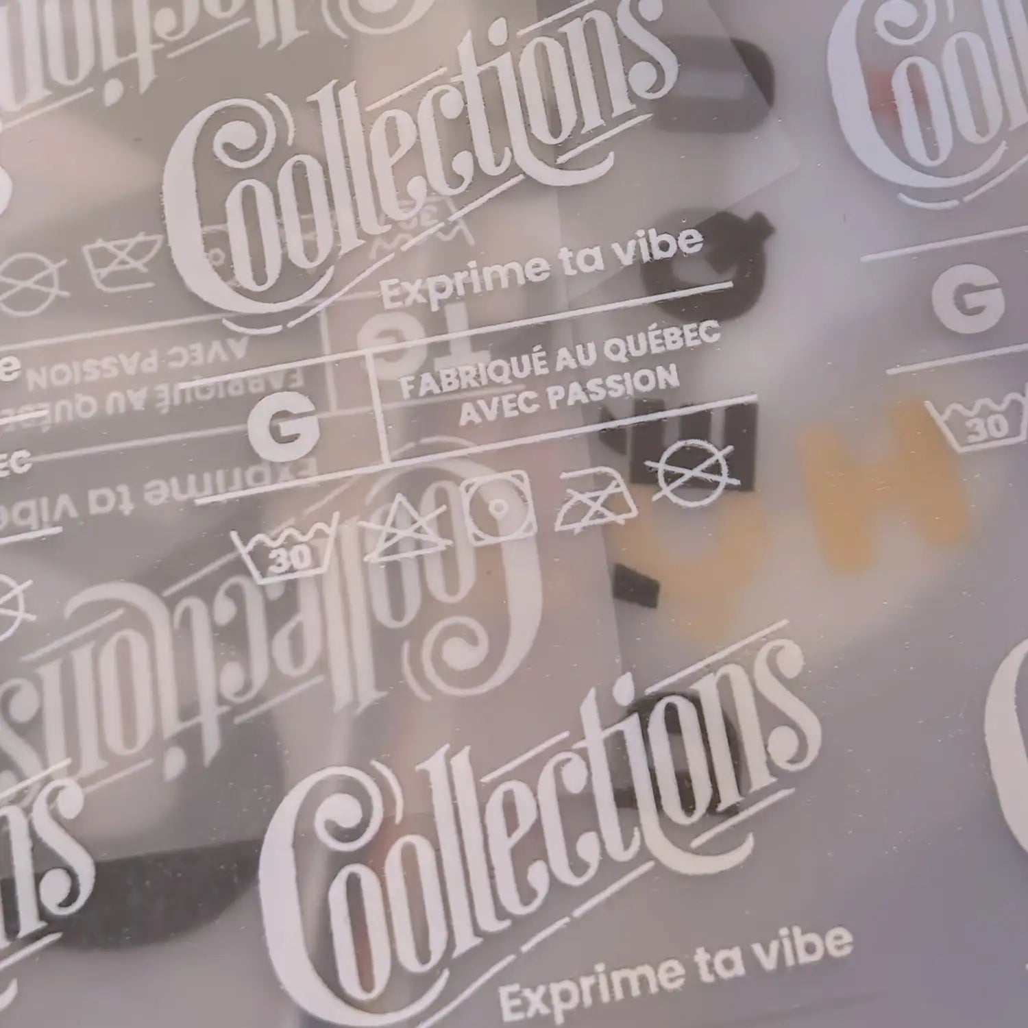 Emballage en plastique transparent avec marque 'collections' blanche et étiquettes d'entretien.