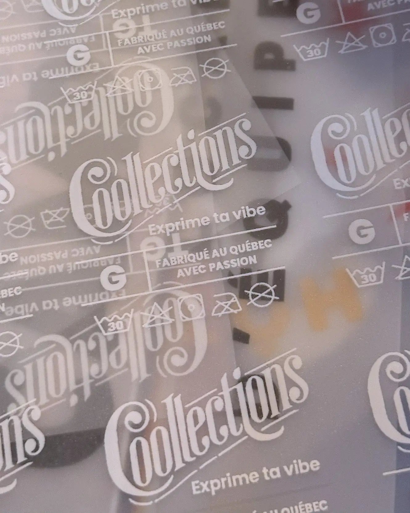 Emballage en plastique transparent avec marque de répétition « collections » et étiquettes d'entretien.