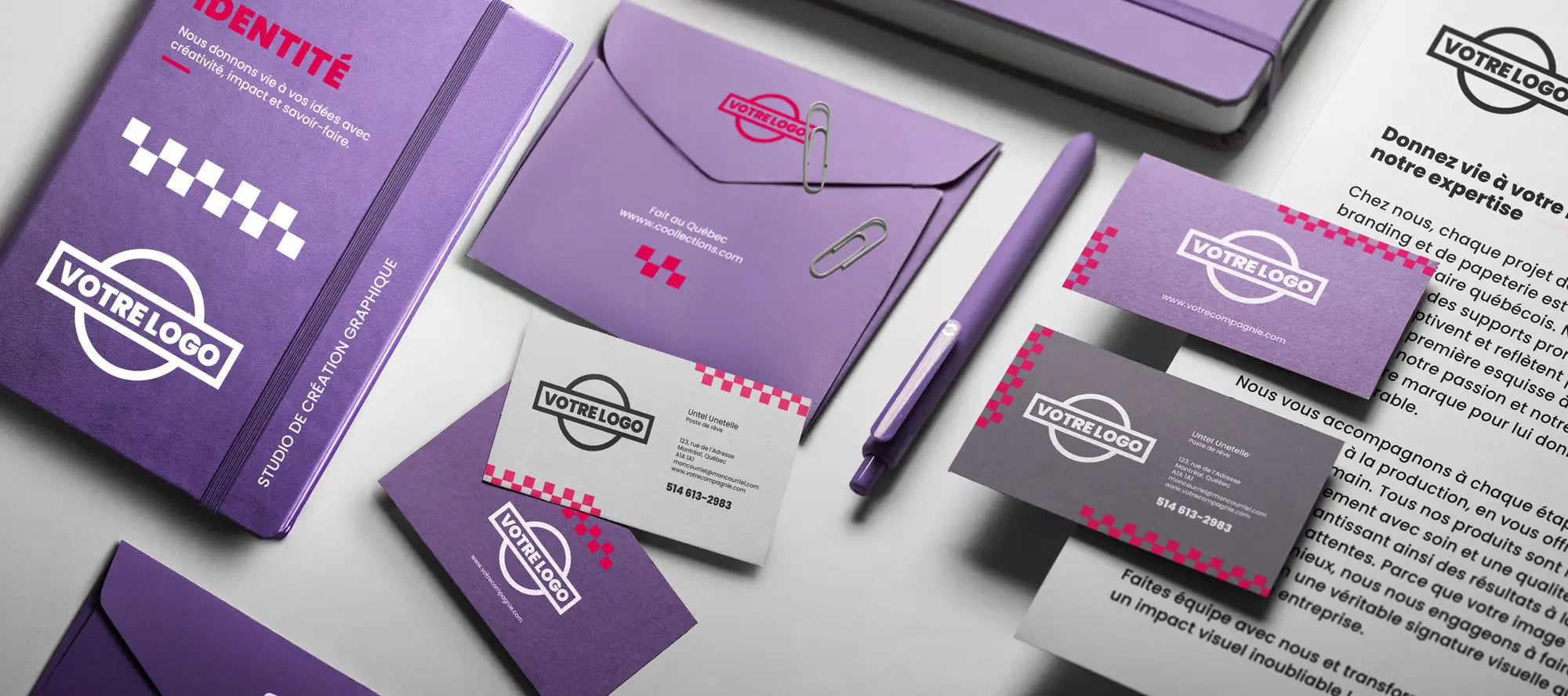 Ensemble de papeterie de marque violette comprenant un cahier, des enveloppes, des cartes de visite et un stylo avec un design de logo assorti.