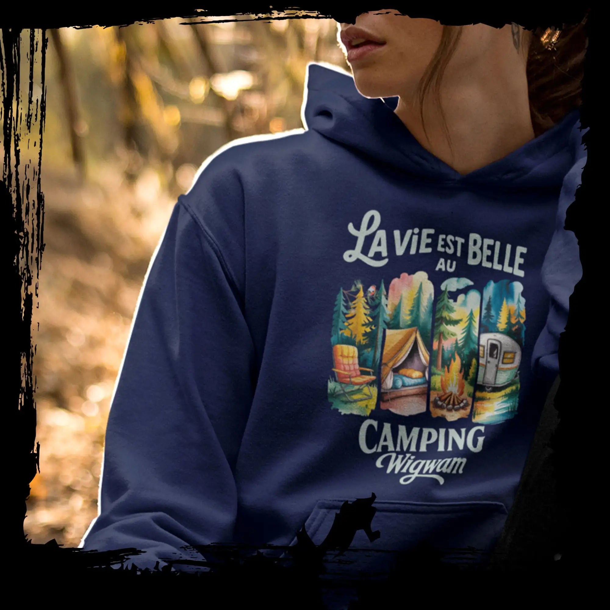 Sweat à capuche bleu marine orné d'un graphisme coloré sur le thème du camping avec le texte « la vie est belle au camping wigwam ».