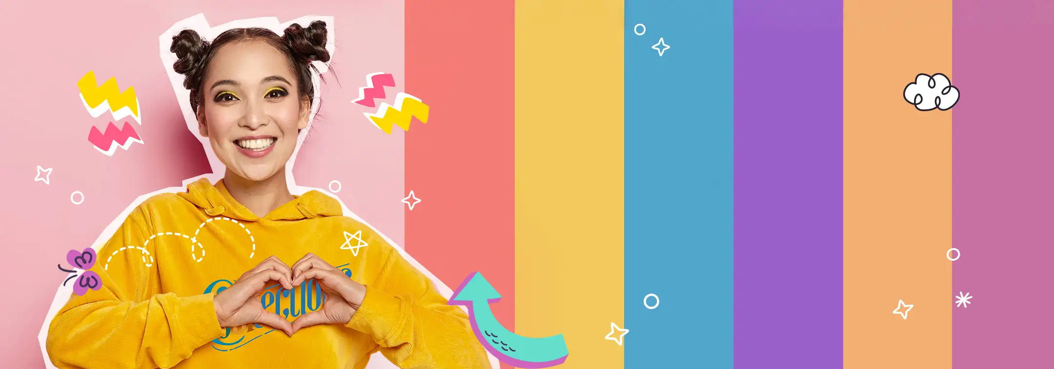 Sweat à capuche jaune avec « hello » imprimé en travers de la poitrine en lettres vertes.