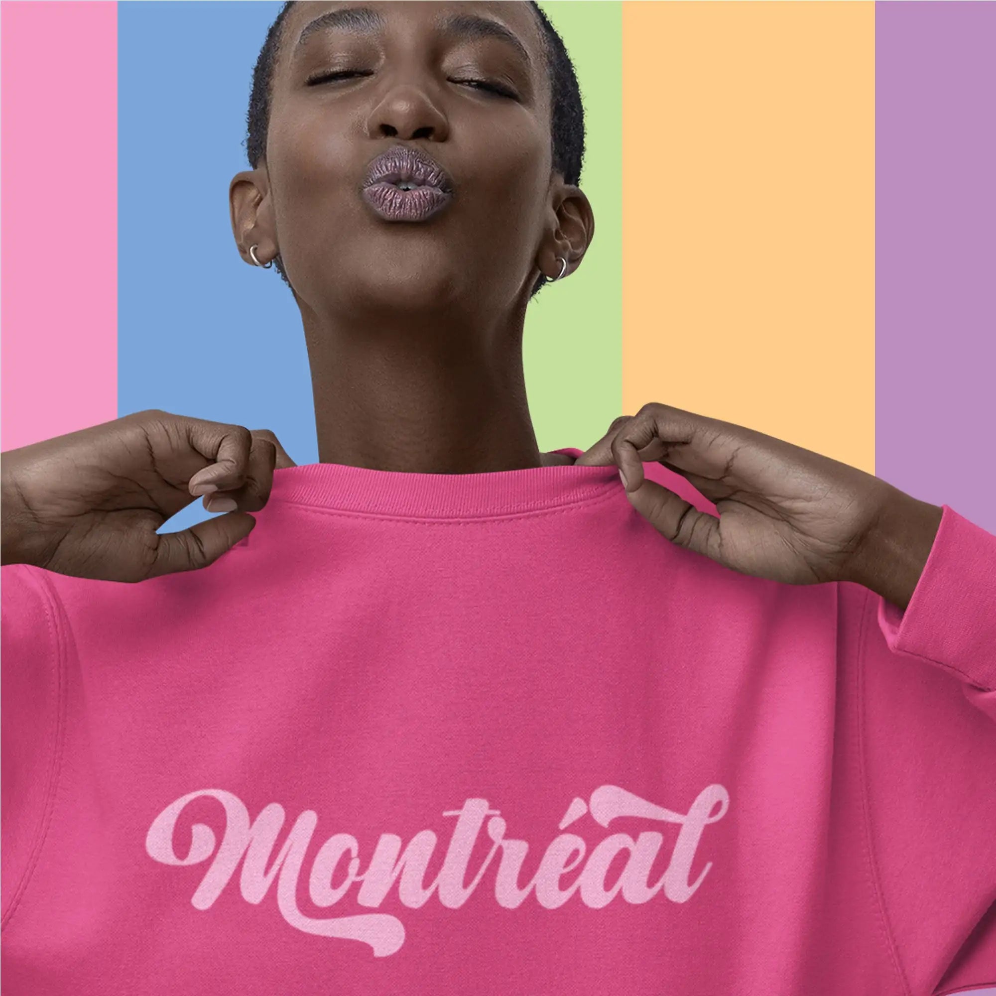Un sweat-shirt à col rond rose vibrant arborant le mot « Montréal » dans une police blanche cursive douce sur la poitrine.