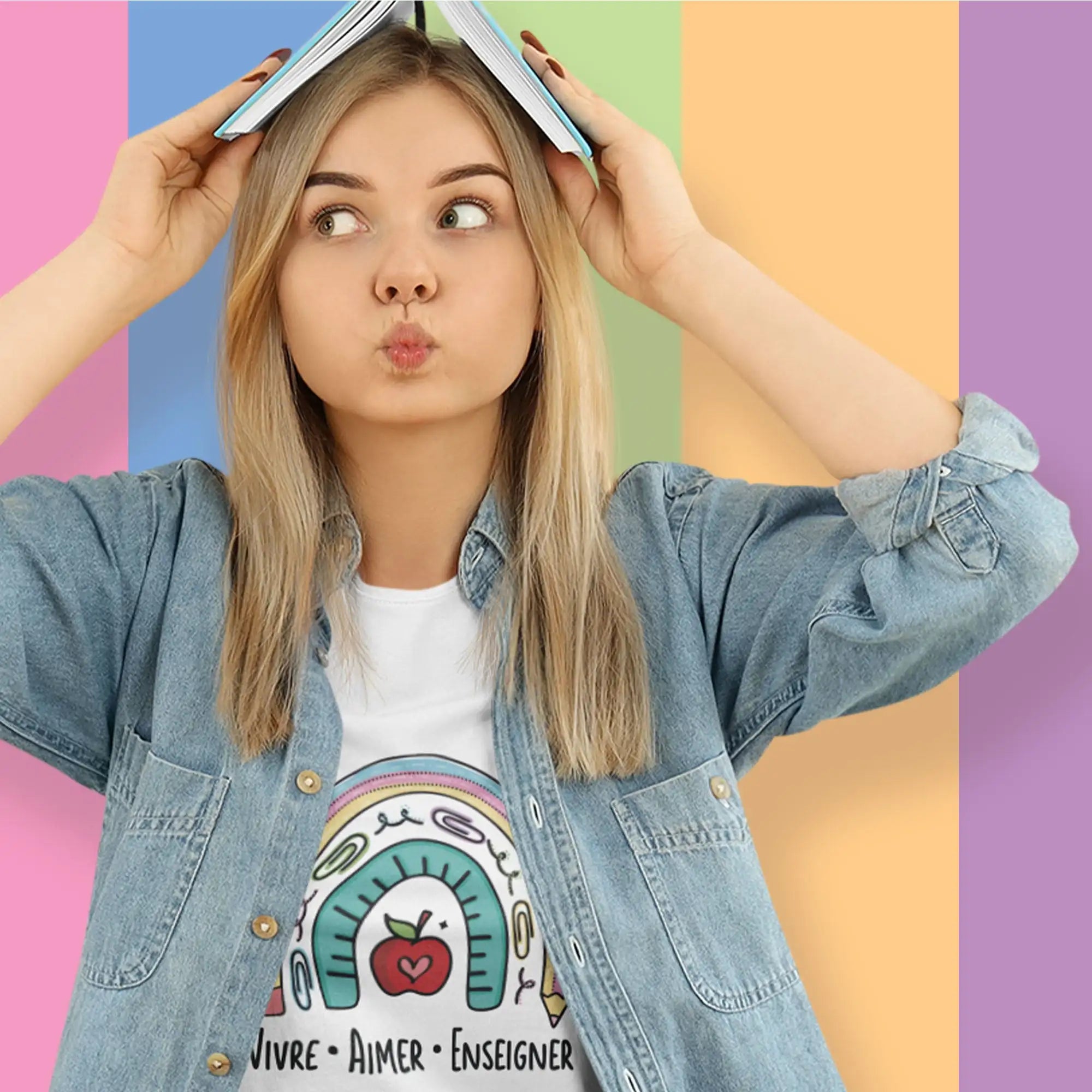 T-shirt blanc avec un design graphique coloré d'arc-en-ciel et de pomme.