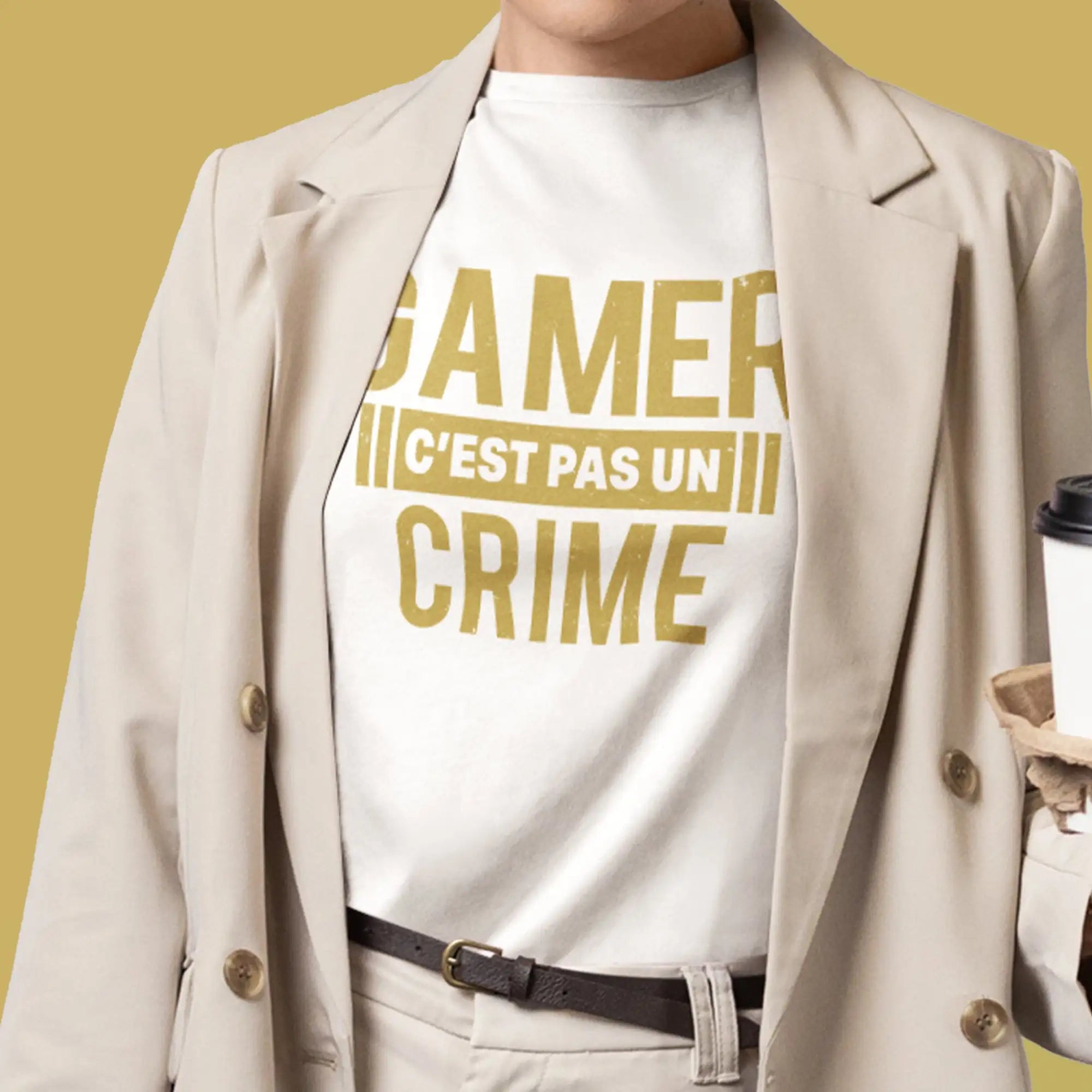 T-shirt blanc avec lettrage doré qui dit « gamer c’est pas un crime »