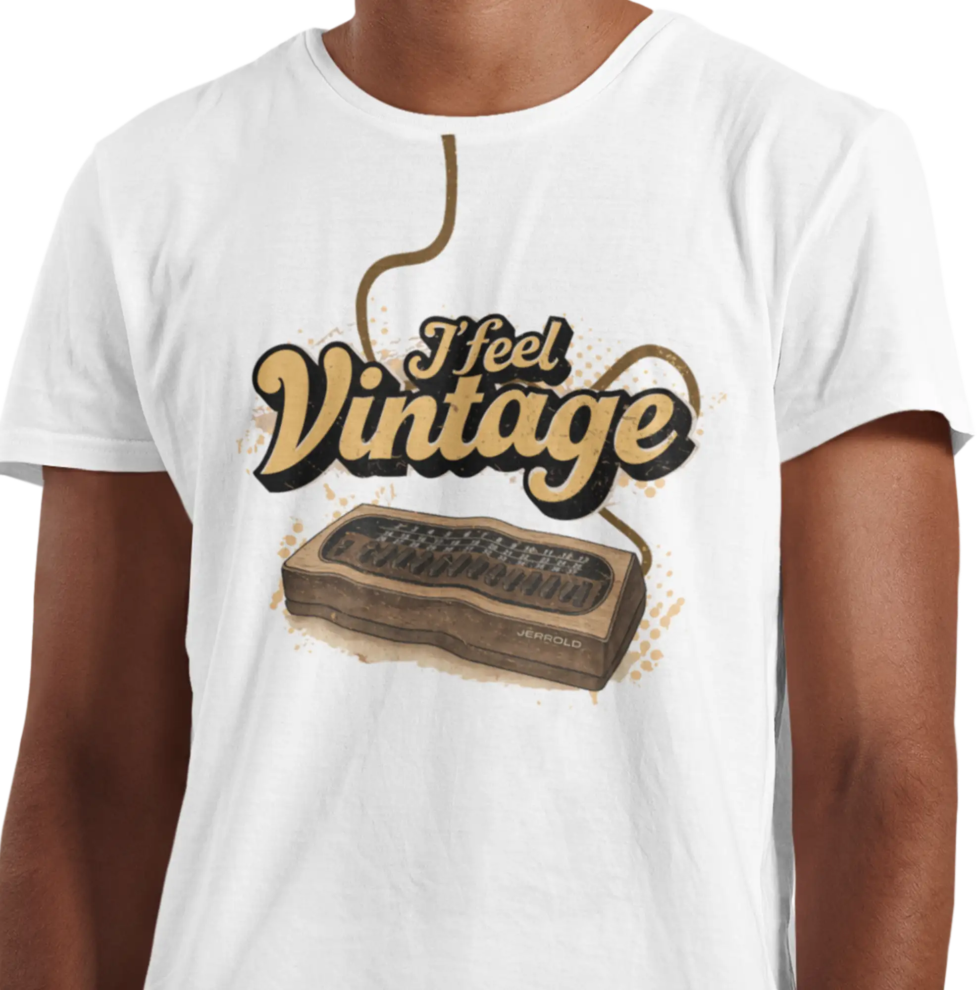 T-shirt blanc orné d'un graphisme de style vintage représentant un clavier rétro avec le texte « i feel vintage » en lettres dorées et noires.