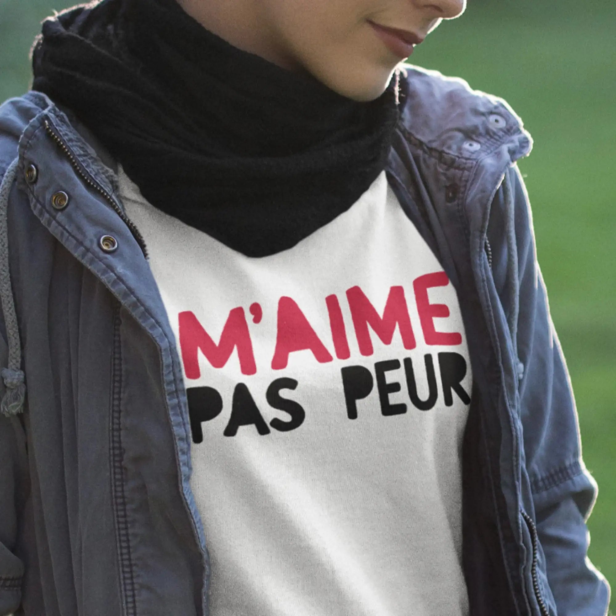 T-shirt blanc avec du texte audacieux rouge et noir indiquant « m'aime pas peur »