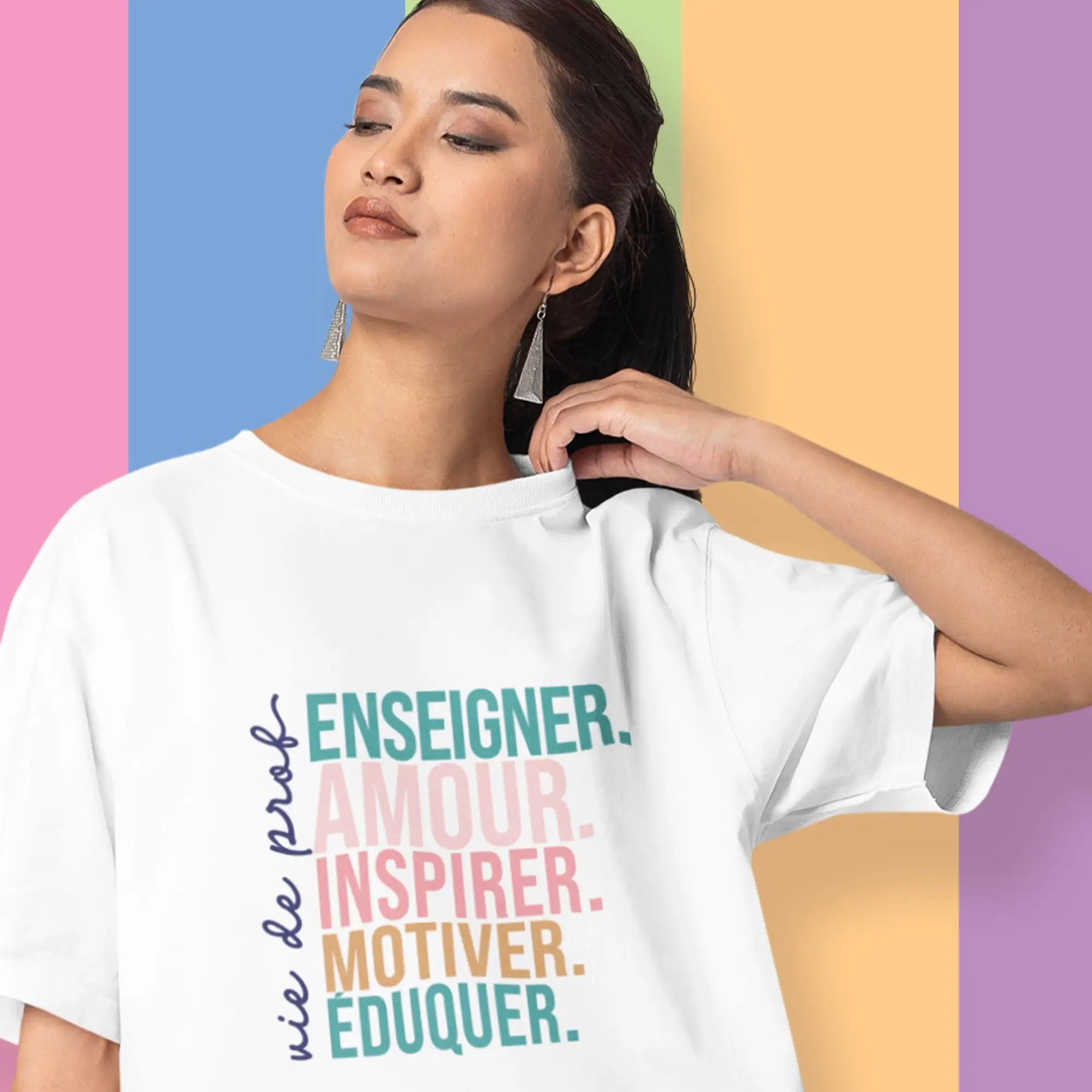 T-shirt en coton blanc orné d'un design de texte vertical coloré avec des phrases en français.