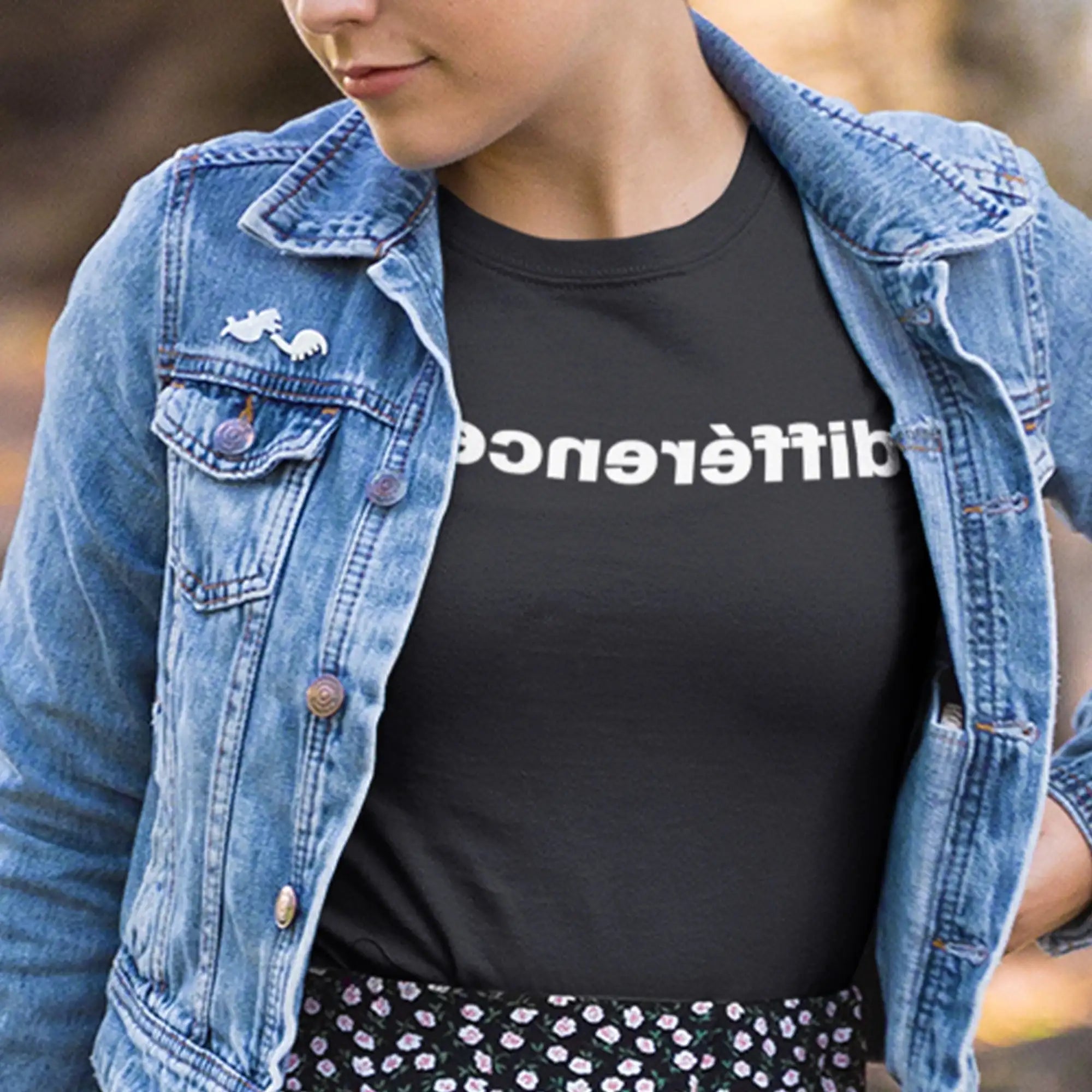 T-shirt en coton noir avec du texte blanc indiquant « biffrence » sur la poitrine.