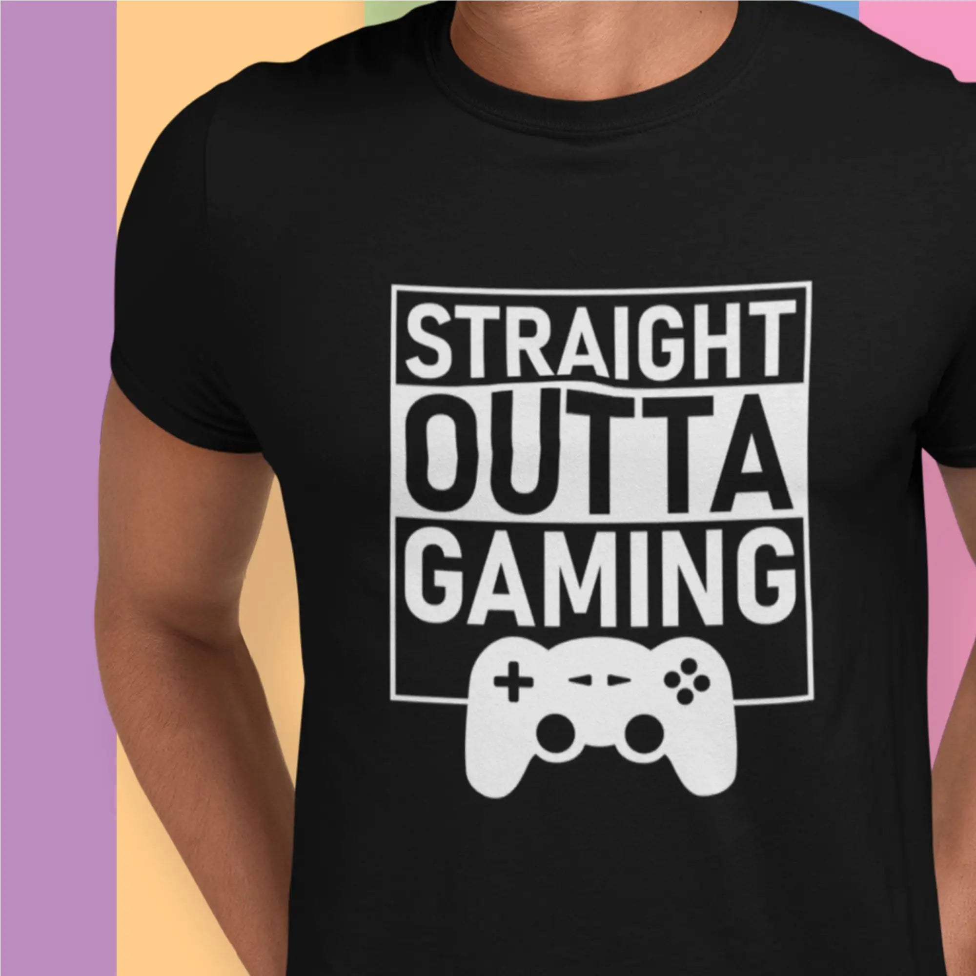 T-shirt noir à manches courtes orné d'un graphisme blanc avec le texte «straight outta gaming» et une illustration d'une manette de jeu.