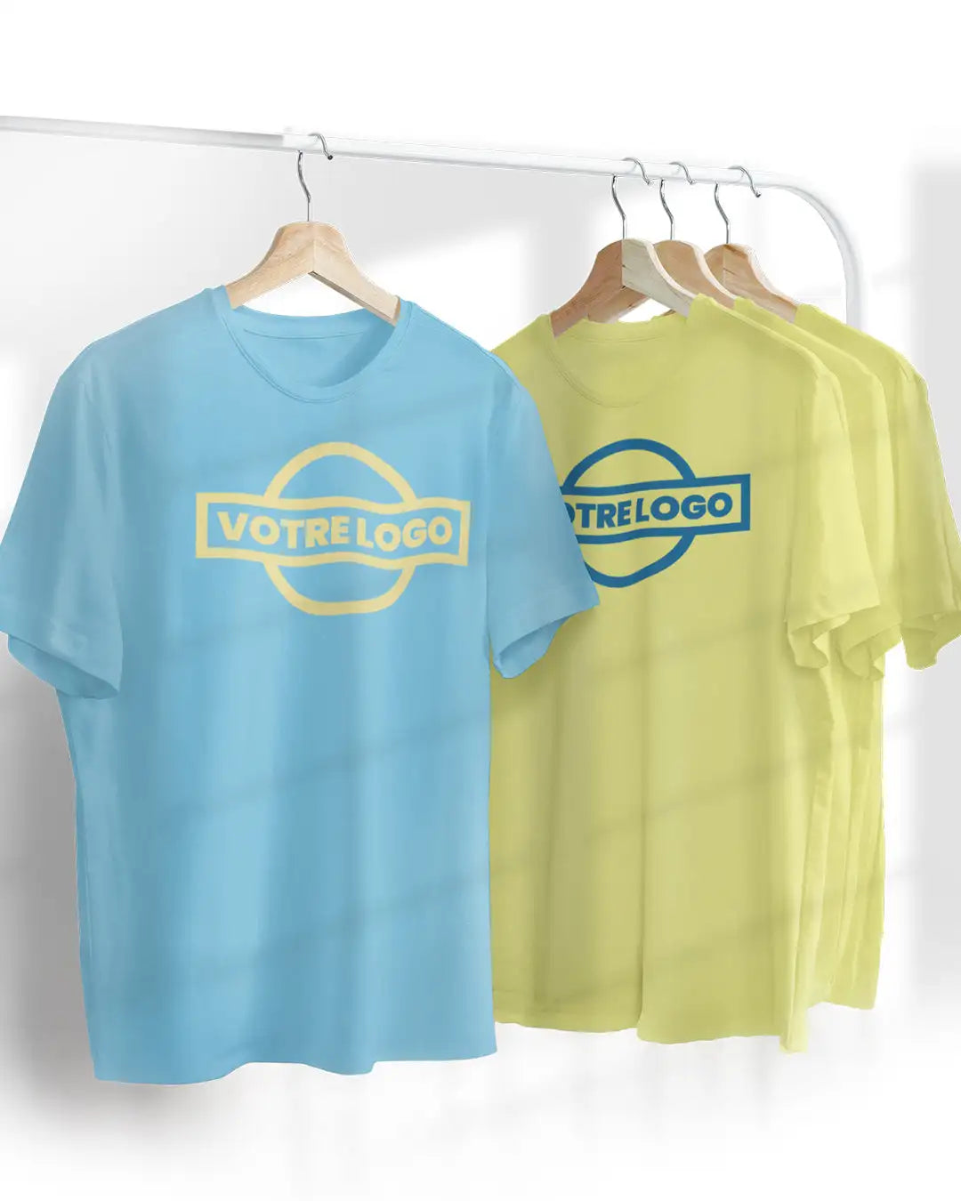 T-shirts en coton bleu clair et jaune avec un design de logo circulaire.