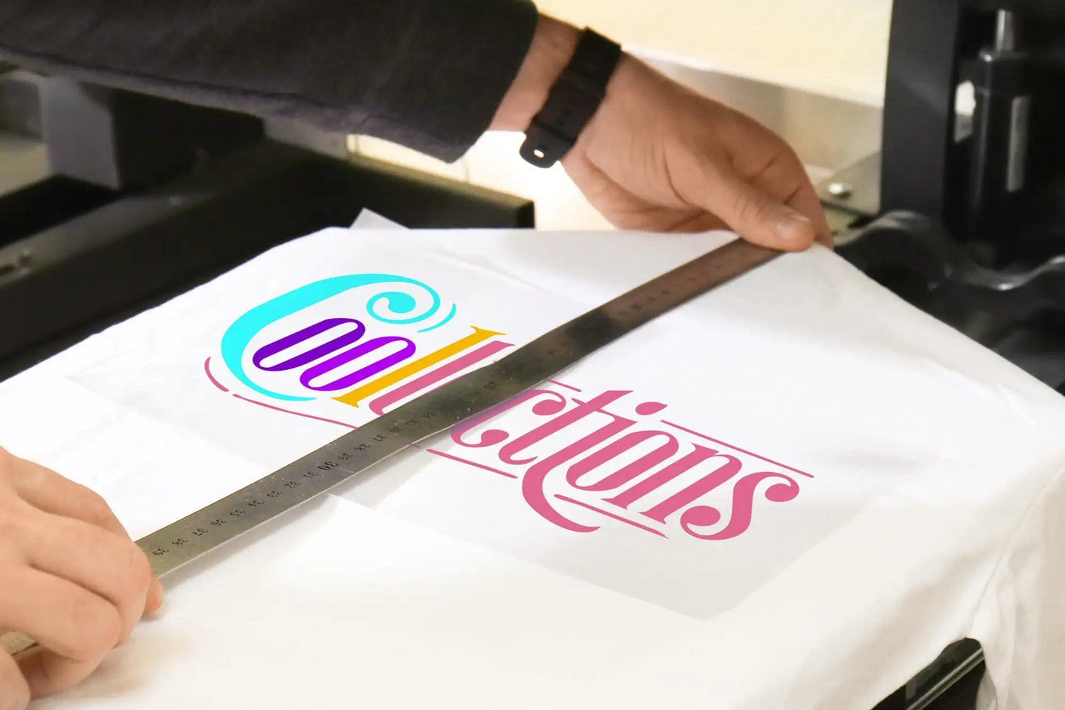 Un tissu blanc avec un logo « collections » coloré imprimé en turquoise, violet et rose.